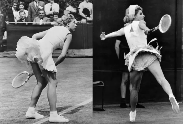 Fotografías en blanco y negro de la tenista de espaldas, en plena acción, raqueta en mano. Lleva vestidos blancos cortos, sin mangas, las faldas adornadas y parcialmente levantadas, dejando ver calzónes cubiertos de encaje.