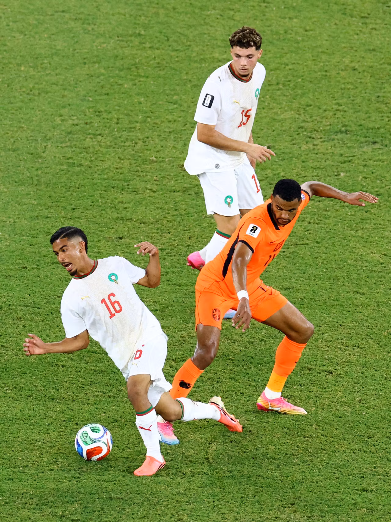Gessime Yassine y Samir El Mourabet, en el partido contra Países Bajos en el Mundial.