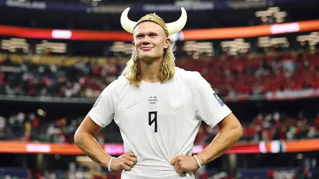 Erling Haaland con un casco con cuernos vikingo