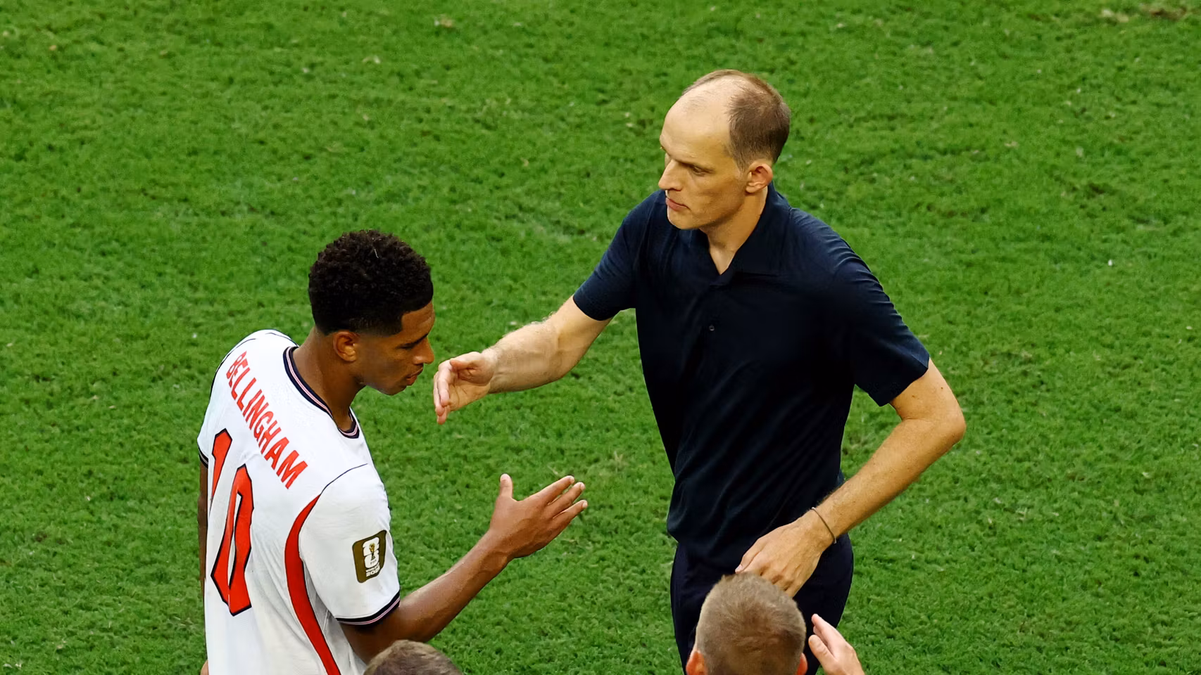 Bellingham saluda a Tuchel tras ser sustituido en la prórroga.