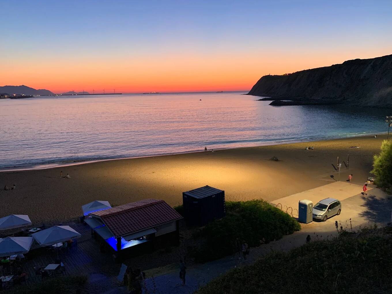 Foto: La terraza de este chiringuito de Getxo se asoma al Cantábrico y ofrece una de las panorámicas más reconocibles de la costa vizcaína. (Google)