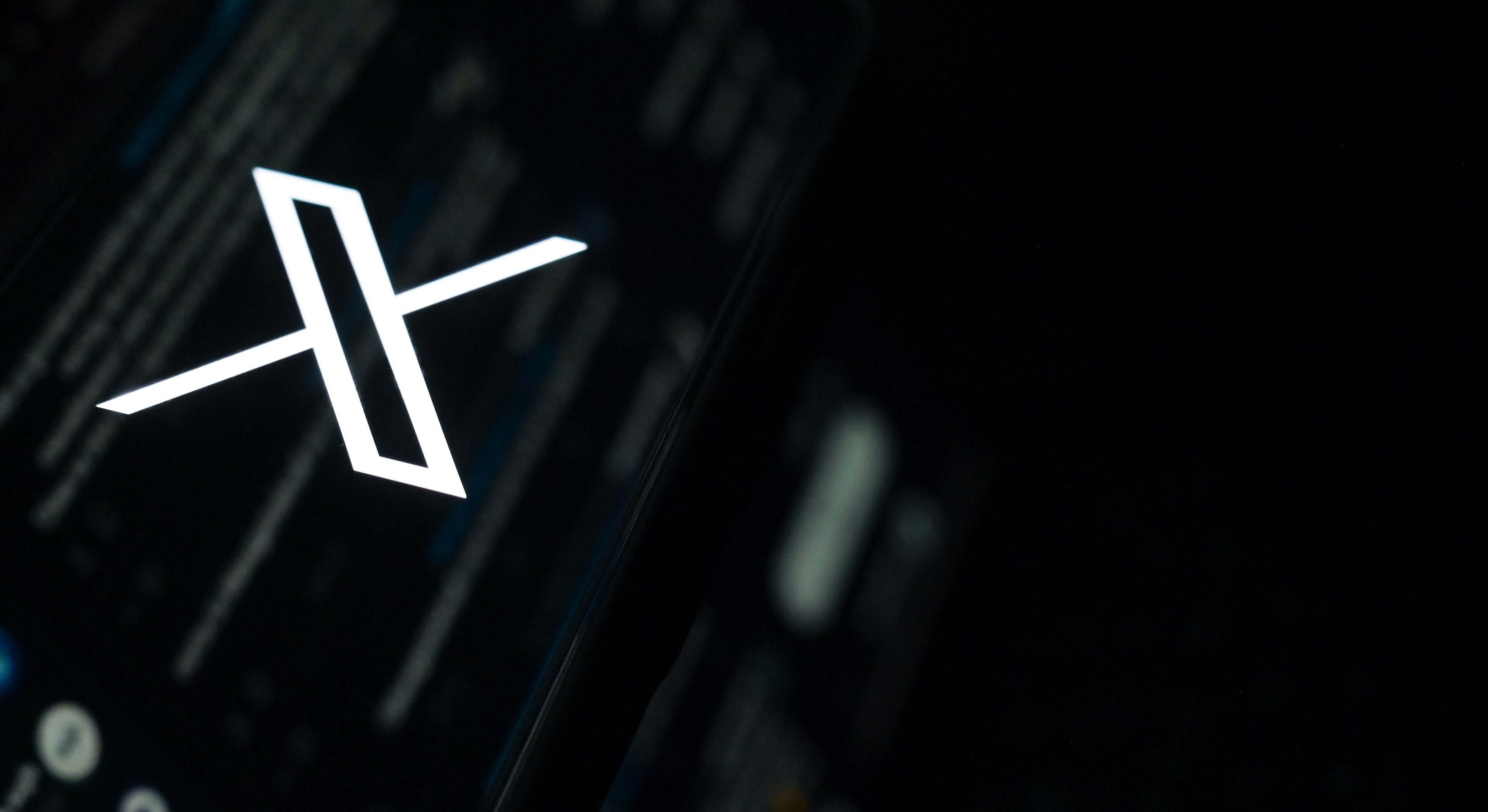 Cuidado con los anuncios de X: los ciberdelincuentes logran colar virus en la red social