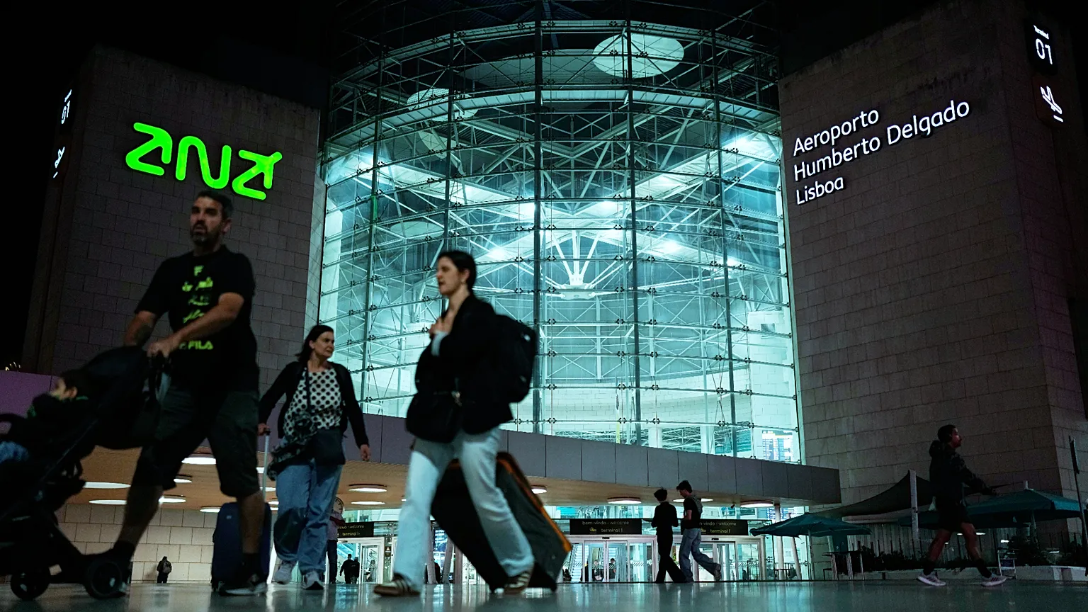 Free cabin luggage and financial compensation are maintained in the new regulation