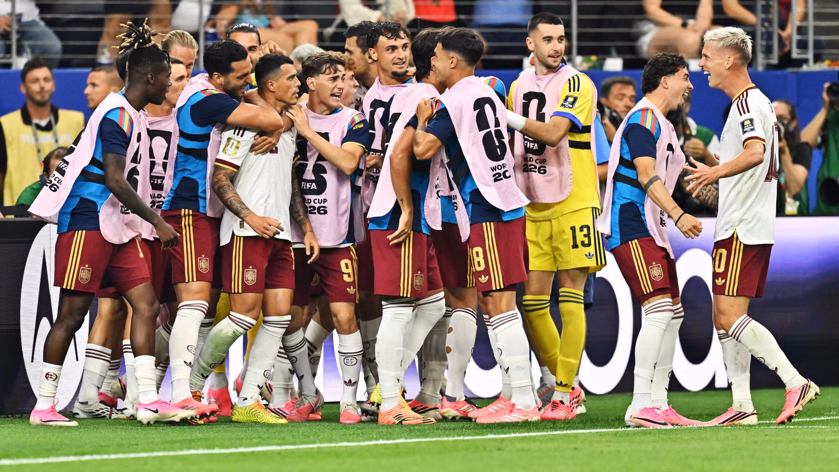 Los jugadores celebran el gol de Pedro Porro ante Francia.