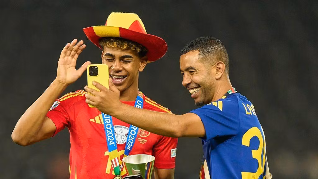Lamine Yamal y su padre Mounir Nasraoui celebrando la victoria en la Eurocopa en julio de 2024