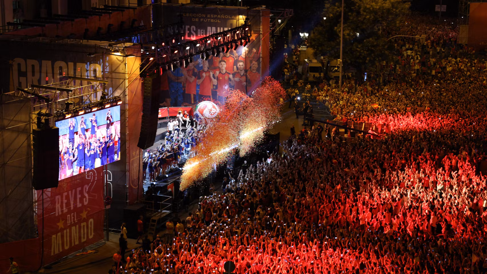 La Selección celebrando ante un baño de masas en la plaza de Cibeles.