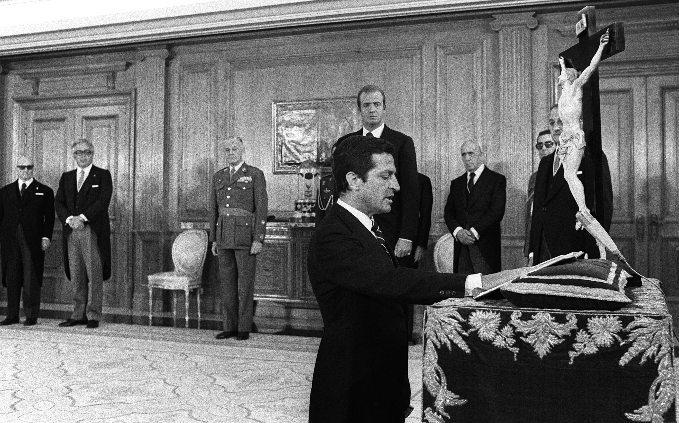 Adolfo Suárez jura su cargo de presidente de Gobierno ante la mirada, entre otros, del rey Juan Carlos el 5 de julio de 1976.