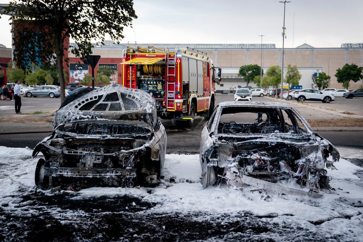 Los bomberos de la Comunidad de Madrid extinguen un incendio en un parking originado en un vehículo. (Europa Press)