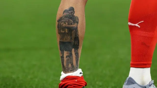 Neves tiene un tatuaje en la pantorrilla que lo muestra abrazando a su amigo cercano
