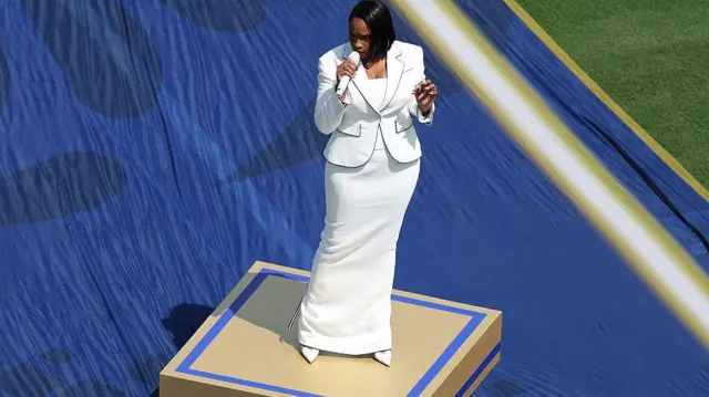 Jennifer Hudson cantó el himno estadounidense antes del partido.