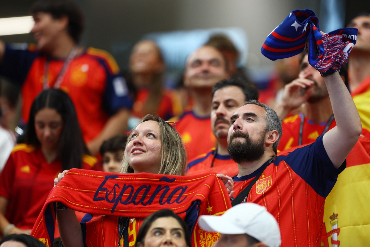 Aficionados de España en un partido del Mundial, con la equipación oficial. (REUTERS/Hannah Mckay)