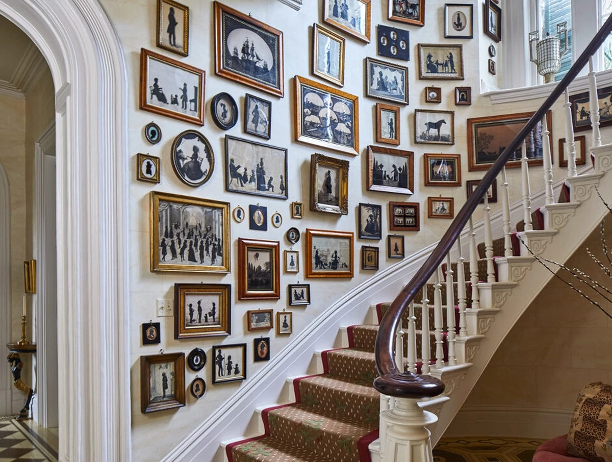 Decoración de paredes de escaleras: 5 ideas de diseño de interiores para 2026 - image 1