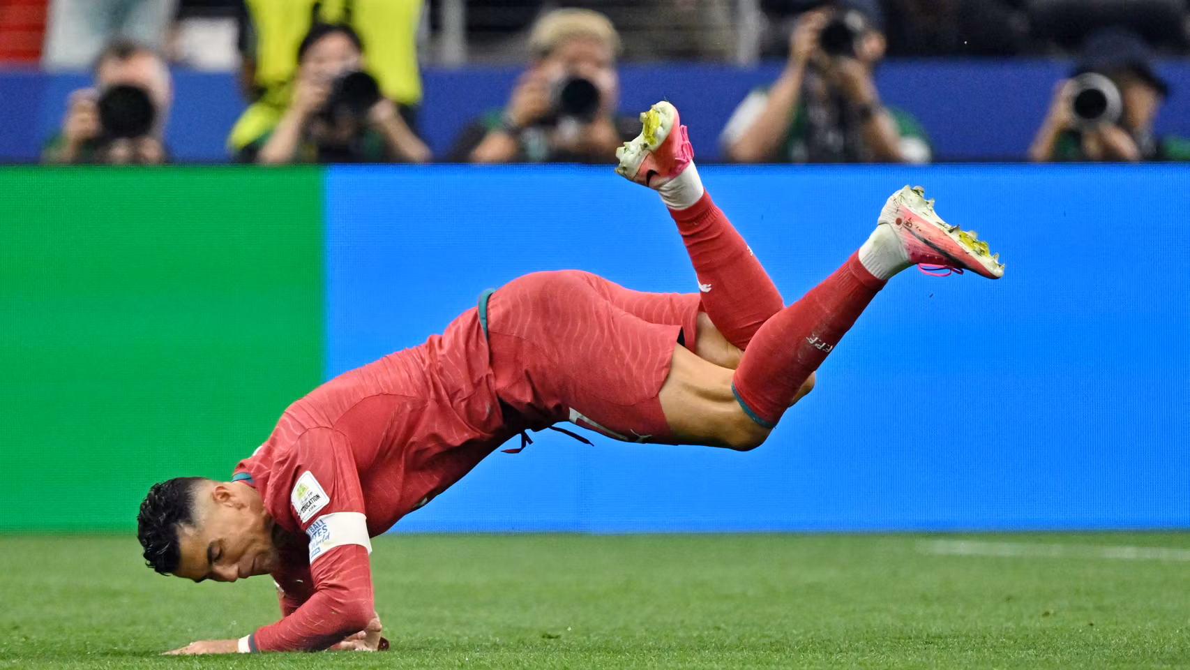 Cristiano Ronaldo cae al suelo en el partido ante España.