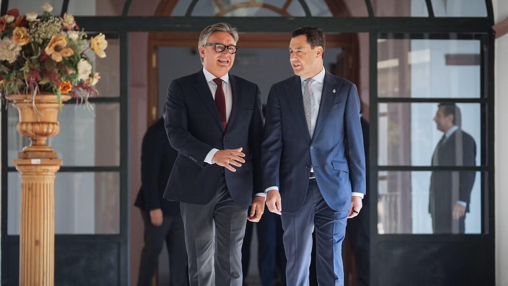 Juanma Moreno y Manuel Gavira, en los pasillo del Parlamento andaluz este jueves