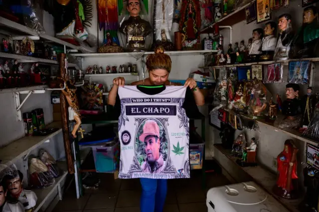 Una vendedora muestra una camiseta con el retrato del narcotraficante mexicano "El Chapo" Guzmán en una tienda en Culiacán, el estado mexicano de Sinaloa, en 2019.