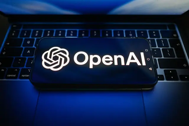 Logotipo de OpenAI sobre el teclado de una computadora