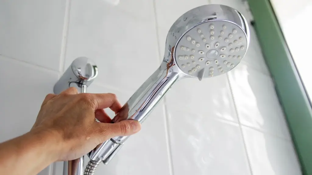 Ducha sin presión por la cal: el truco del ácido cítrico que lo limpia en minutos