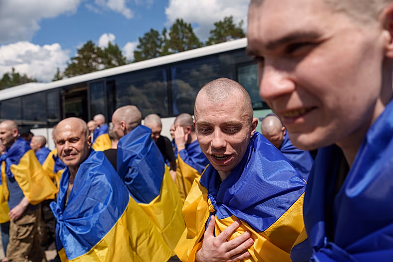 Ukrainian soldiers exit a bus after returning from captivity after a POWs exchange in Chernyhiv region, 5 June, 2026