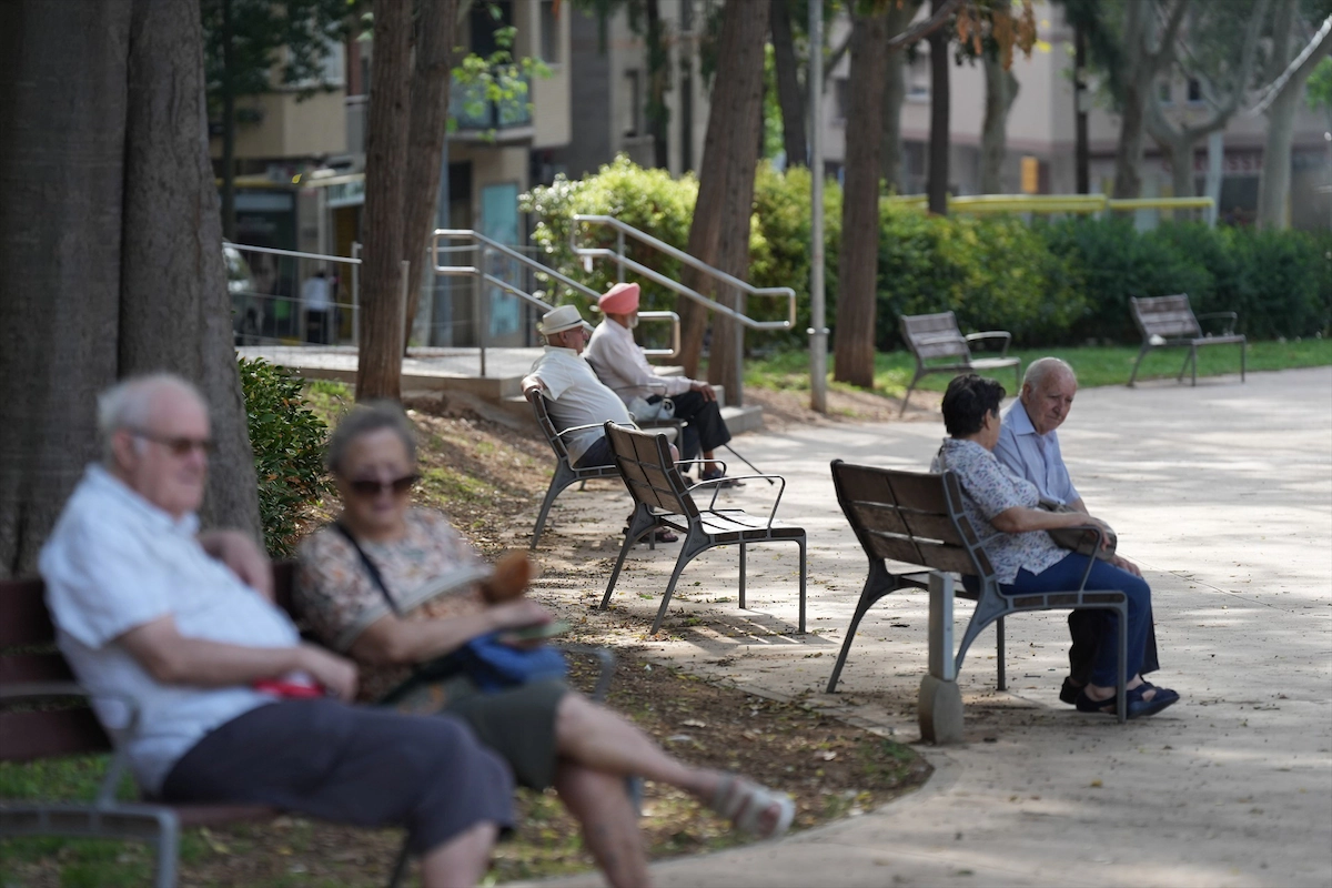 Varias personas mayores sentadas en un parque (DAVID ZORRAKINO / EUROPA PRESS)
