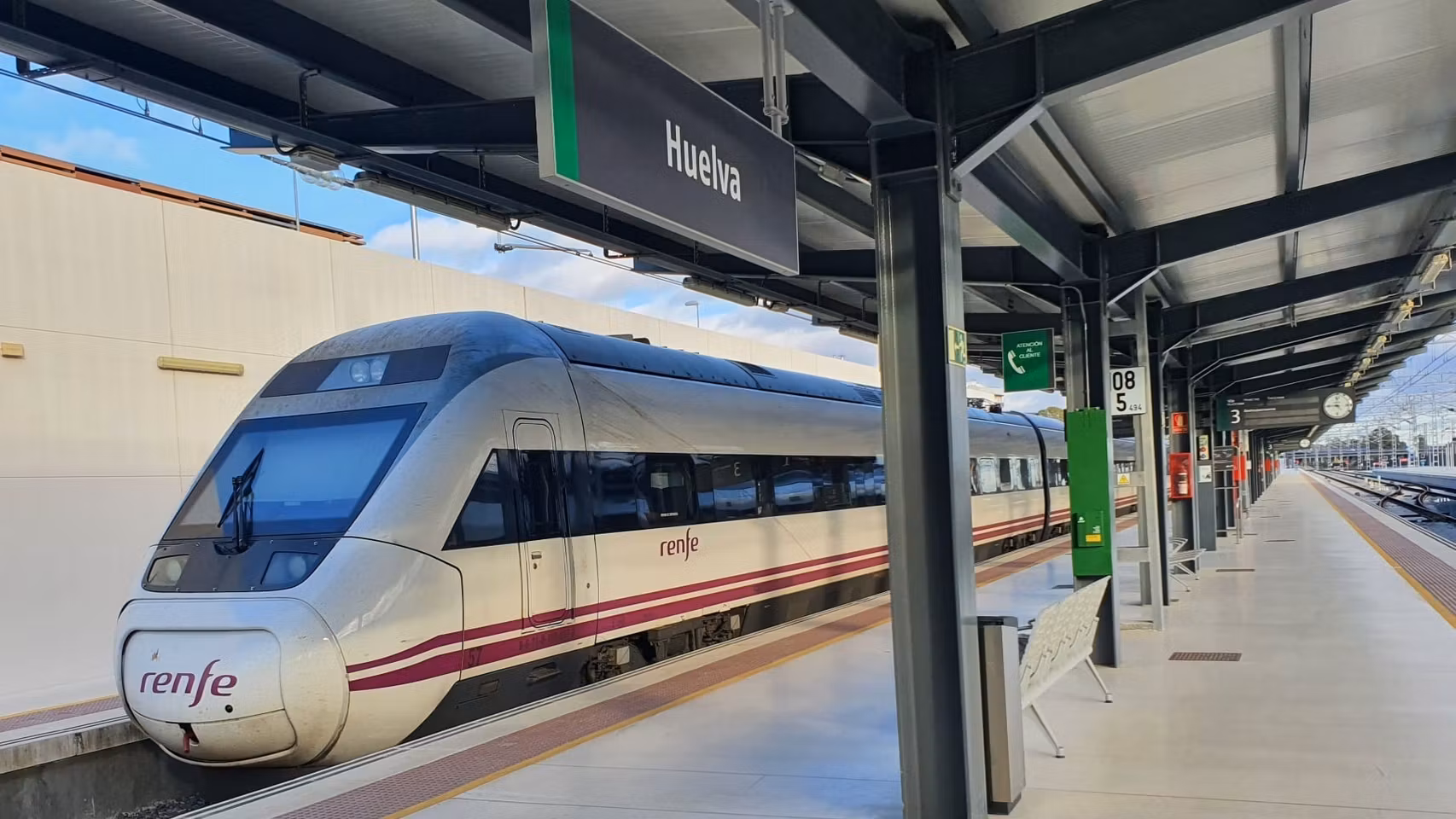 Un tren, hace llegada a su estación en Huelva. 