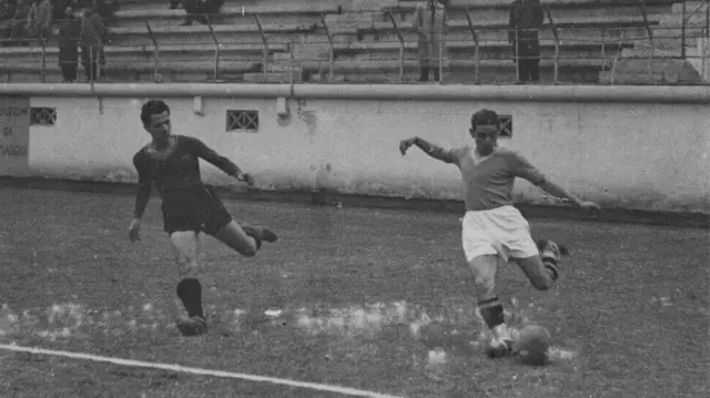 Guarisi se prepara para patear el balón, observado por un rival, durante un partido del equipo italiano Lazio
