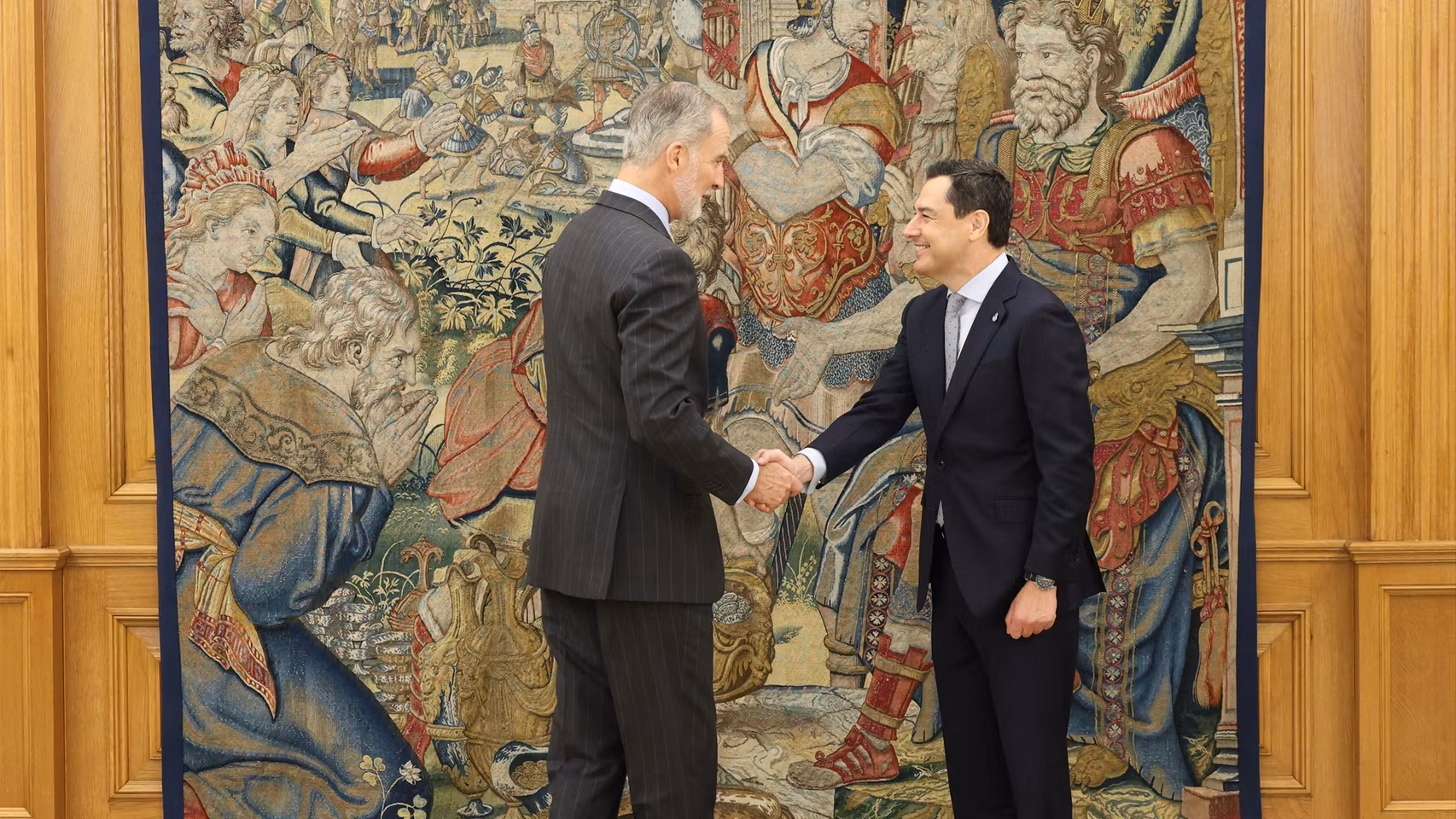 El presidente de la Junta de Andalucía, Juanma Moreno, es recibido en Zarzuela por el Rey Felioe VI.