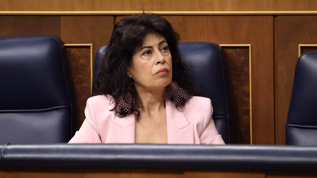 La ministra de Igualdad, Ana Redondo, durante un debate en el Congreso.