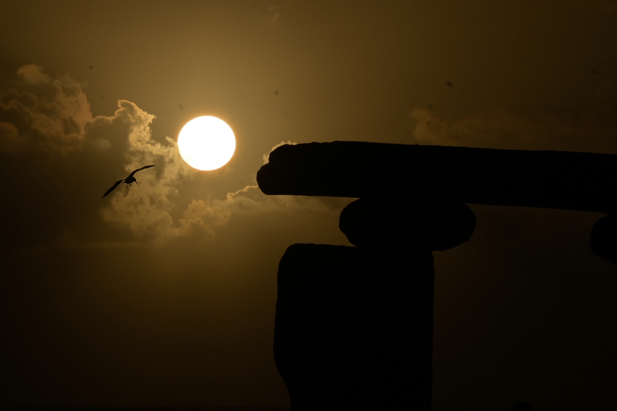 Vista de la puesta del sol, a 8 de abril de 2024, en El Porriño, A Coruña, Galicia (España). (M. Dylan/Europa Press)