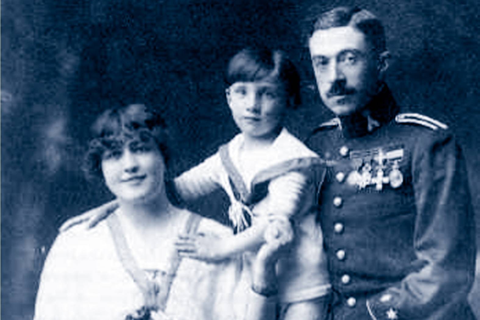 Emilio Herrera Linares junto a su familia.