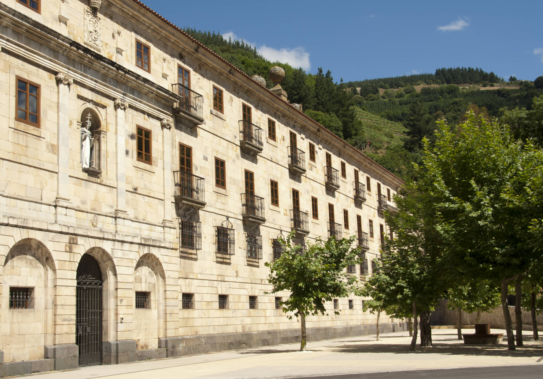 Foto: El Parador de Asturias levantado en un antiguo monasterio para disfrutar este verano. (Paradores)