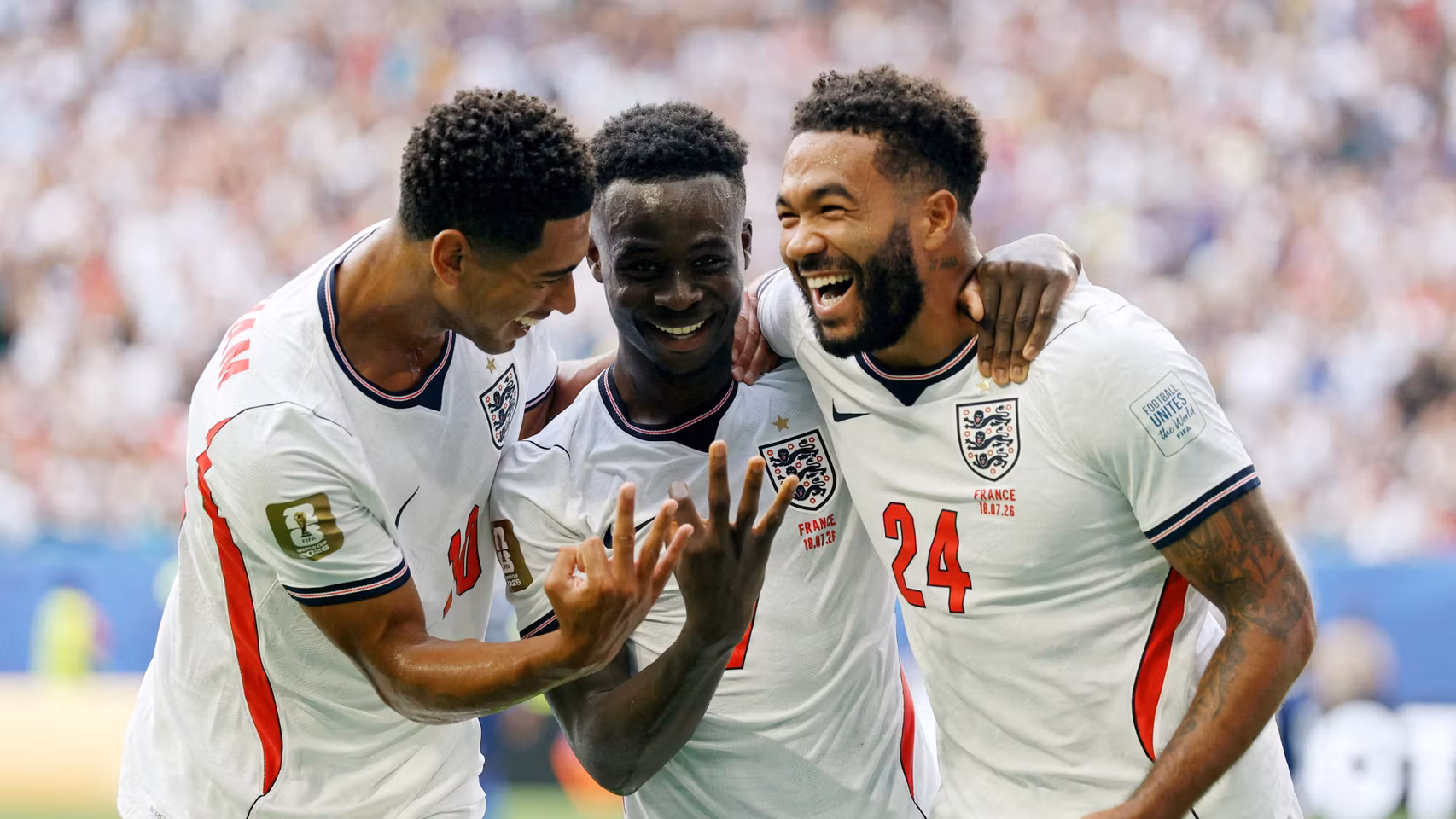 Saka celebra su hat-trick ante Francia.