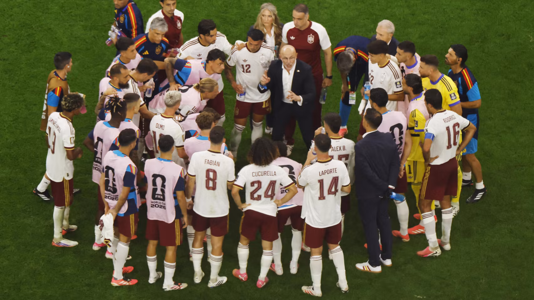 Luis de la Fuente da indicaciones a sus jugadores en una pausa de hidratación.