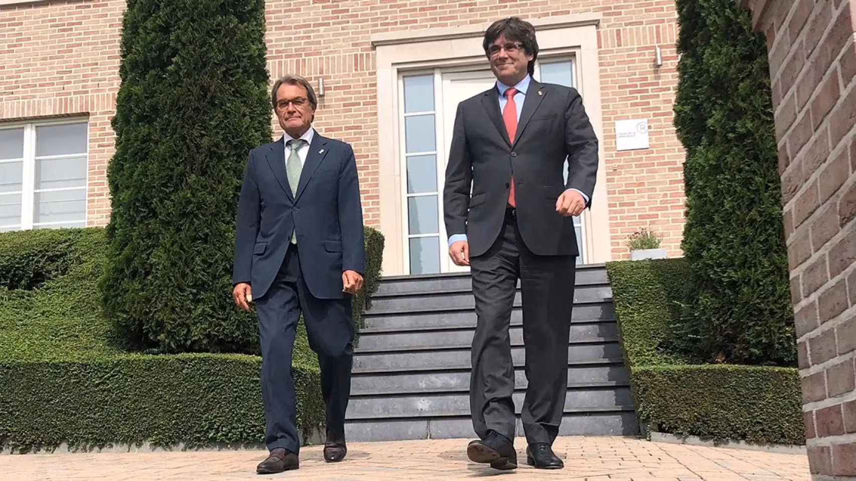 Artur Mas y Carles Puigdemont, saliendo de la mansión del 'expresident' fugado en Waterloo (Bélgica).