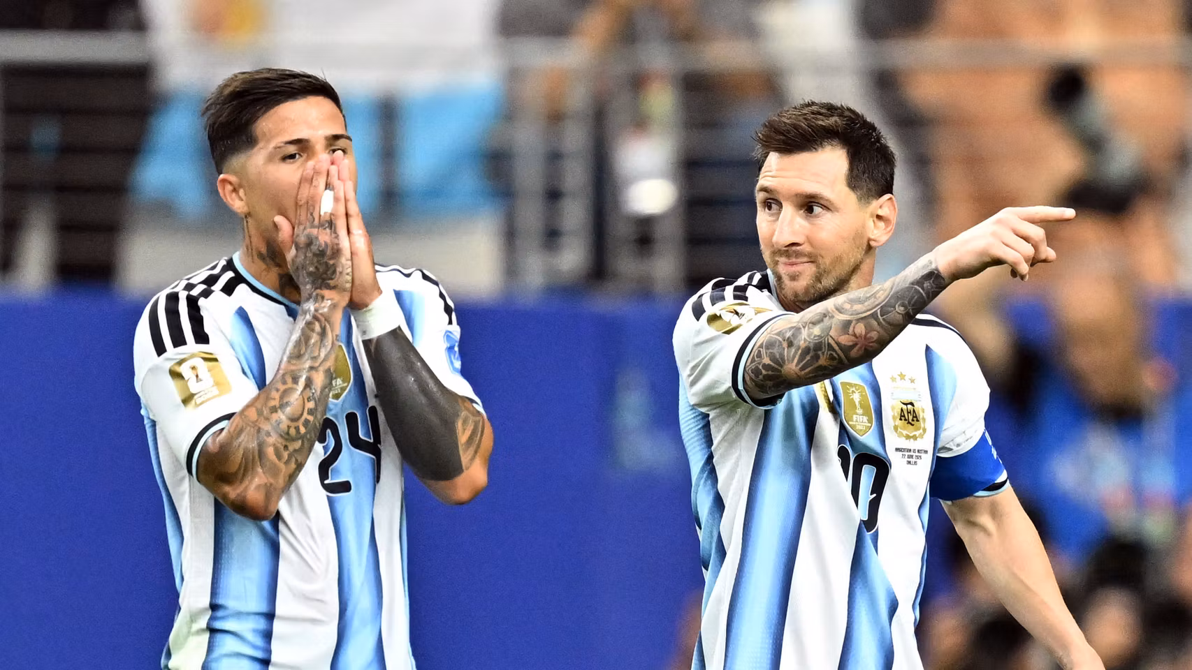 Enzo Fernández, junto a Leo Messi, durante un partido del Mundial.