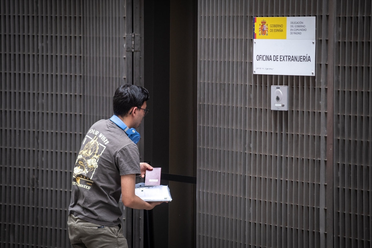Fachada exterior de una oficina para trámites de extranjería (Fernando Sánchez / Europa Press)
