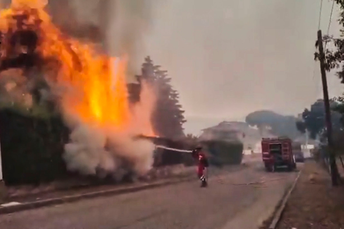 Captura de un video facilitado por la UME de los efectivos trabajando en la extinción de un incendio en San Martín de Valdeiglesias. (EFE/UME)