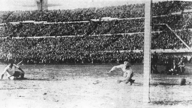 Una foto de 1930 que muestra al guardameta de Argentina estirado mientras ve el balón entrar en su portería