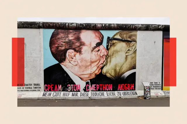 Un mural en el Muro de Berlín que muestra a Leonid Brezhnev y Erich Honecker besándose