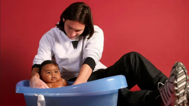 Lionel Messi bañando a un Lamine Yamal bebé en 2007