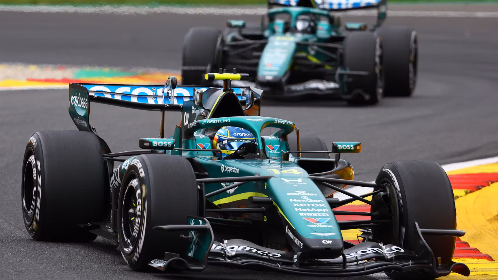 Fernando Alonso rueda por delante de Stroll en el GP de Bélgica.