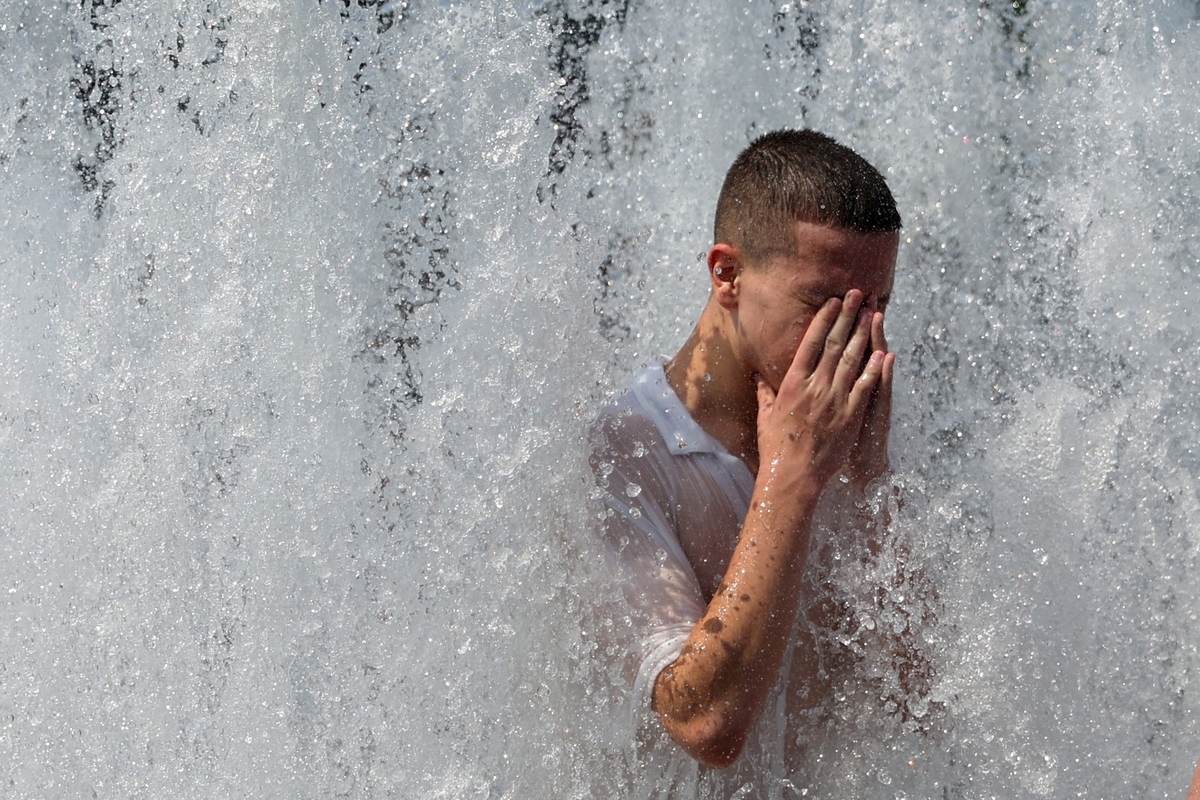 Una persona se refresca en la fuente situada frente a la Catedral de Berlín (Berliner Dom) durante la ola de calor que azota Berlín, Alemania, el 28 de junio de 2026. (REUTERS/Maryam Majd)