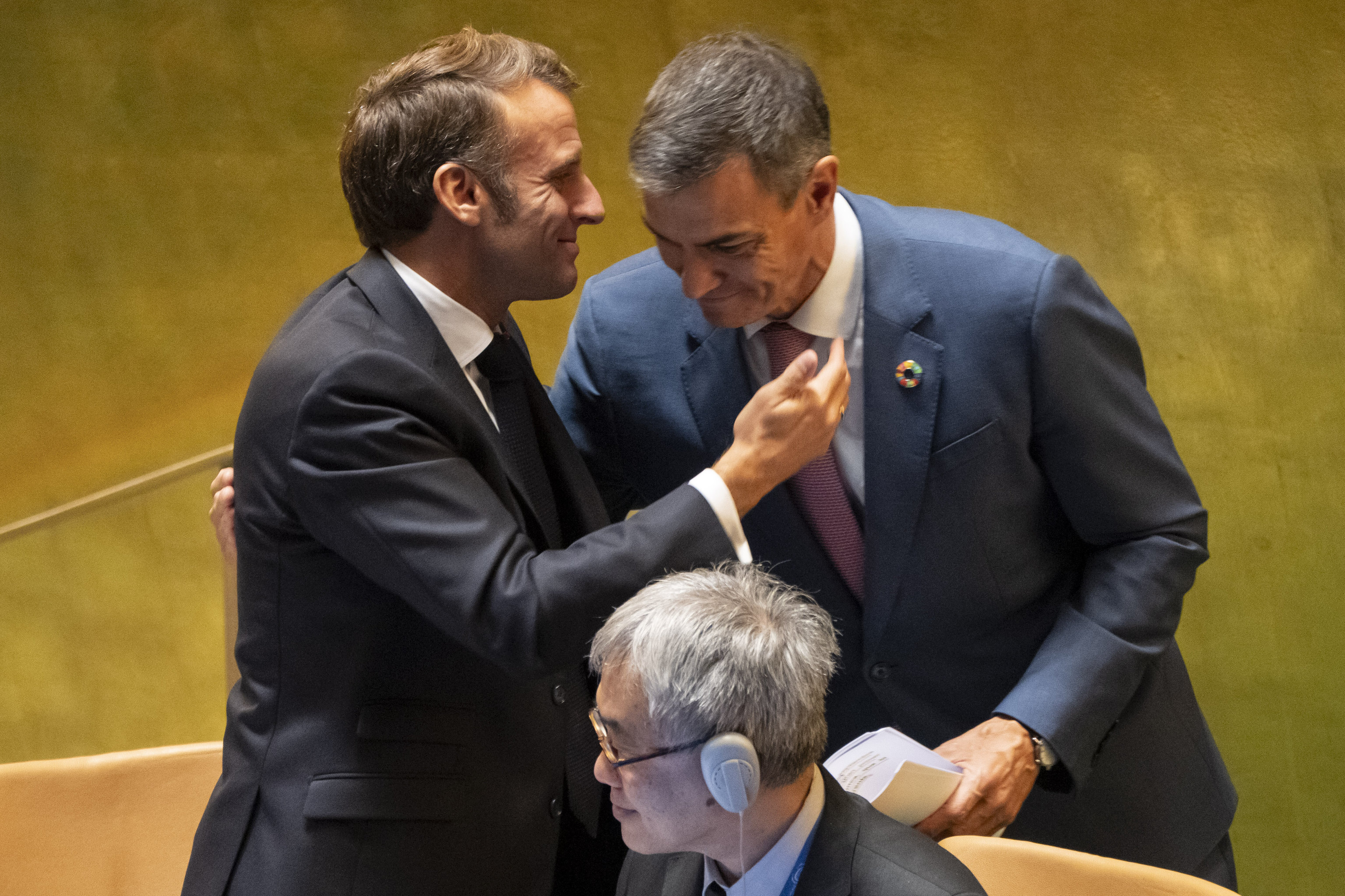 El presidente de la República Francesa, Emmanuel Macron, junto con el Presidente del Gobierno, Pedro Sánchez