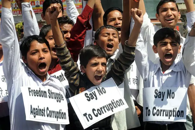 Estudiantes indios gritan consignas anticorrupción en apoyo a la veterana activista social india Anna Hazare en un jardín de Amritsar, 8 de abril de 2011