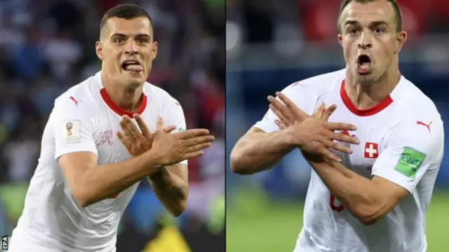 Granit Xhaka y Xherdan Shaqiri haciendo el gesto del águila bicéfala con las manos.