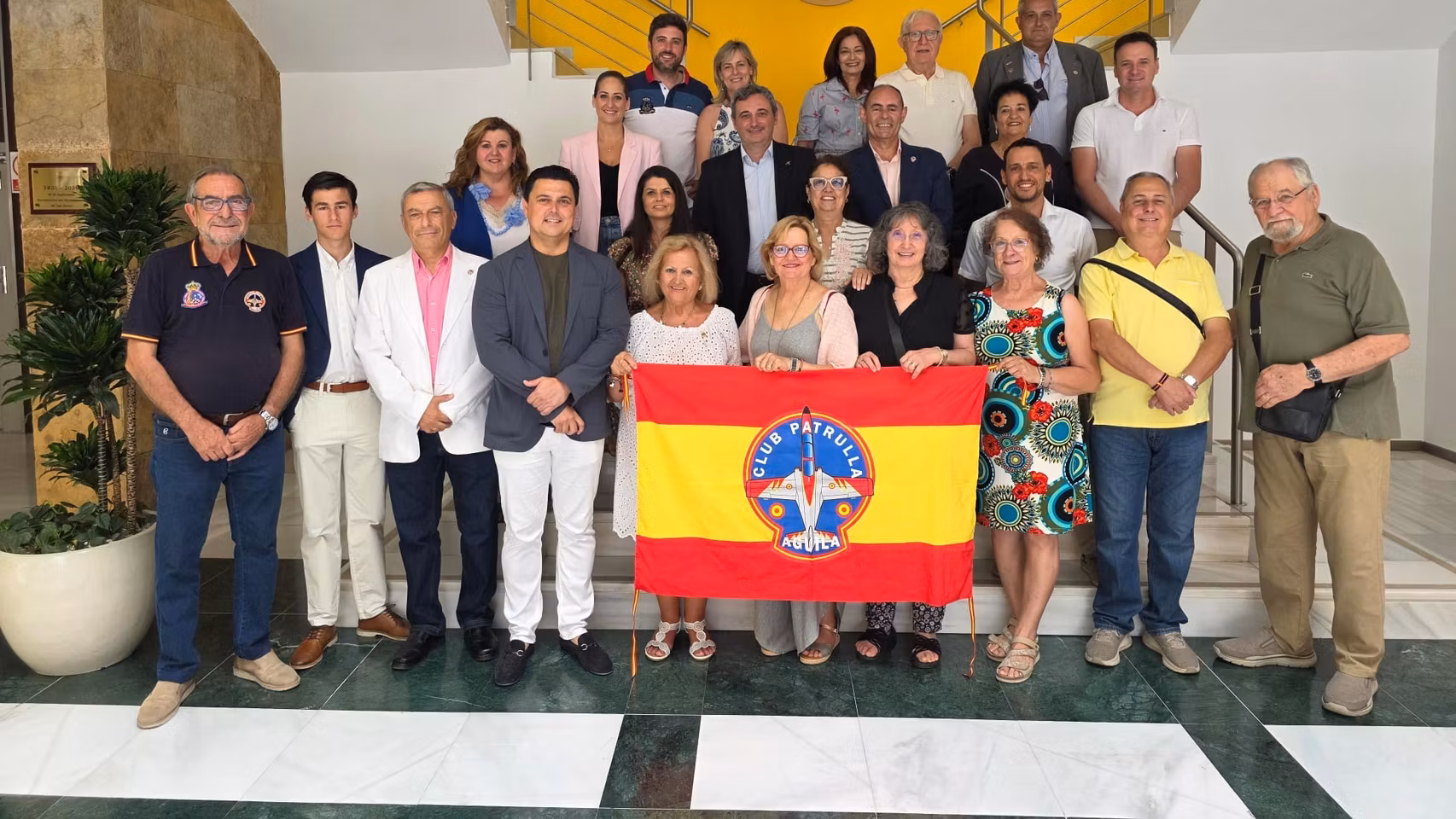El alcalde de San Javier, José Miguel Luengo, posa con los miembros del Club Patrulla Águila tras recibir la distinción como Socio de Honor en la Alcaldía.