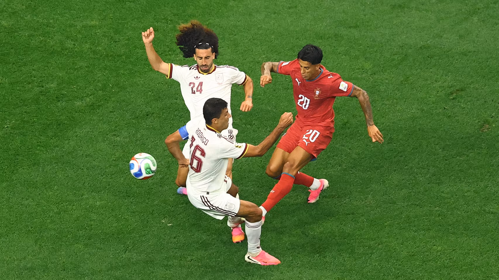 Cancelo arma el disparo frente a Rodri y Cucurella.