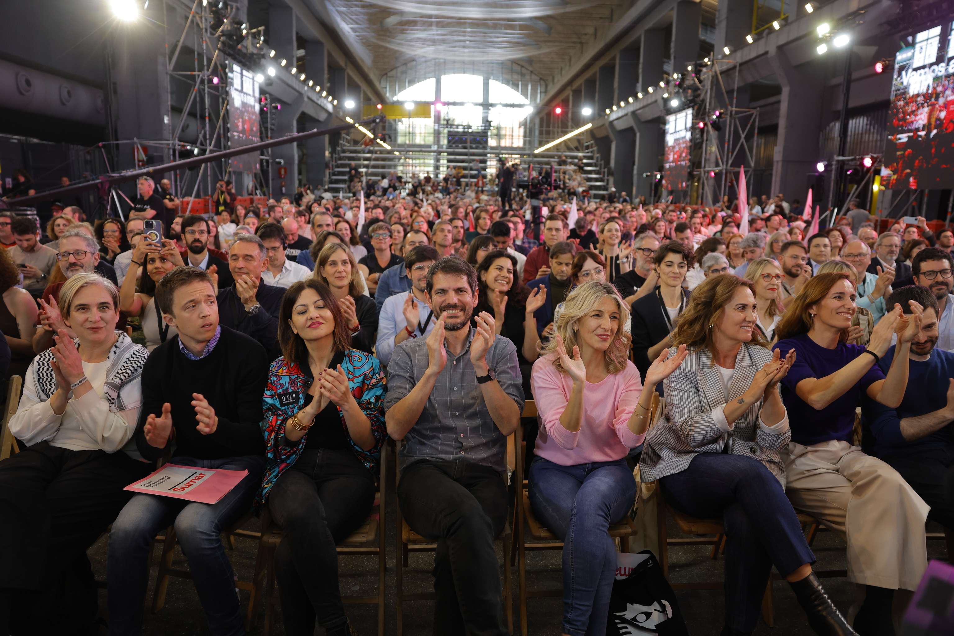 Yolanda Díaz, rodeada de dirigentes de su partido y de otros socios, en el primer congreso de Movimiento Sumar en marzo de 2024.