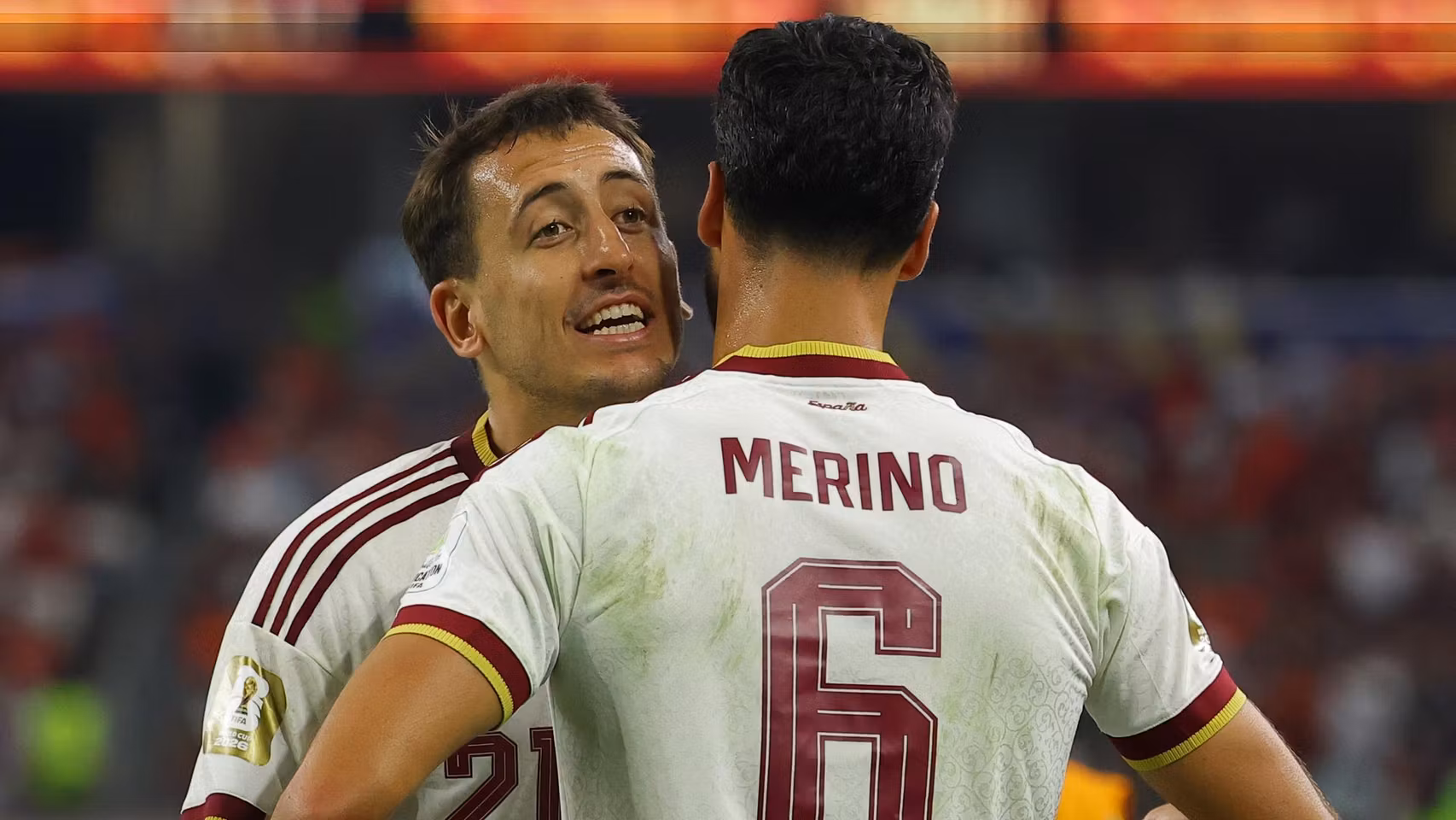 Oyarzabal, celebrando con Mikel Merino.