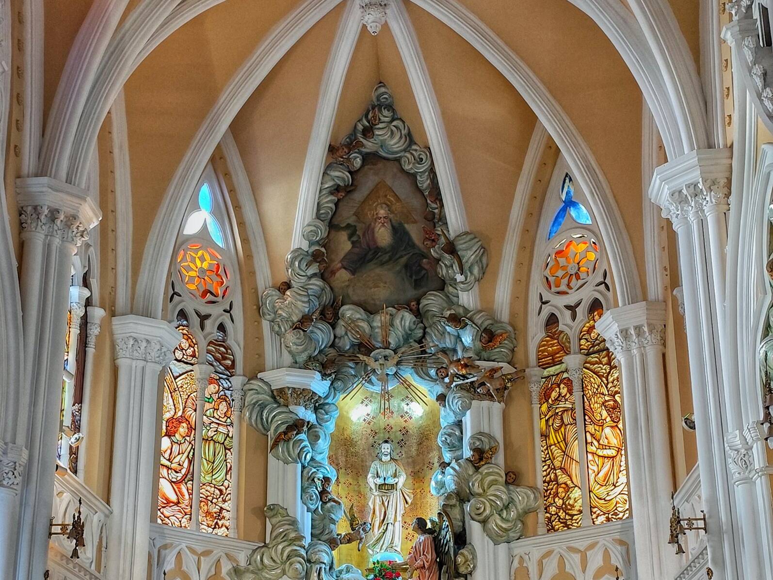 Foto: Interior de Cachito de Cielo, la pequeña capilla de adoración eucarística perpetua situada en el barrio madrileño de Chueca. (Extraída de X)