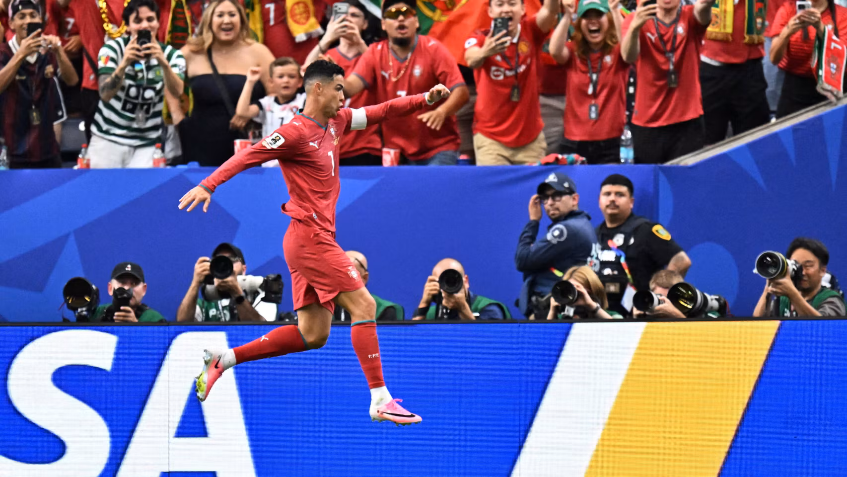 Cristiano realiza su tradicional celebración tras marcarle a Uzbekistán.